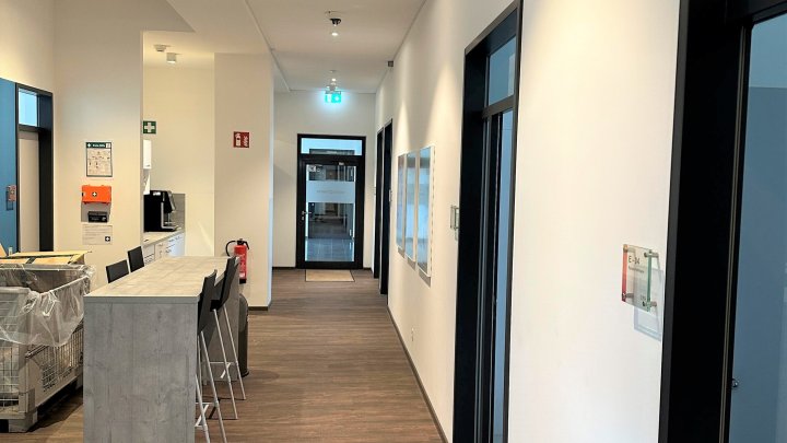 Moderne Büros mit bodentiefen Fenstern am Deutzer Feld