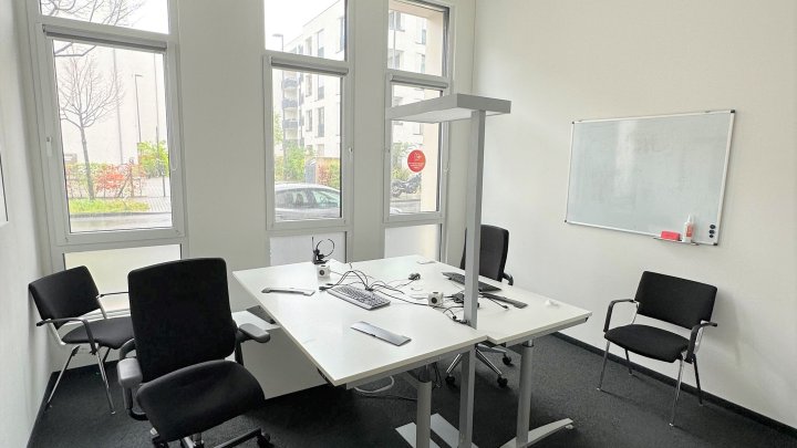 Moderne Büros mit bodentiefen Fenstern am Deutzer Feld