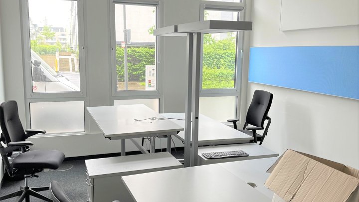 Moderne Büros mit bodentiefen Fenstern am Deutzer Feld