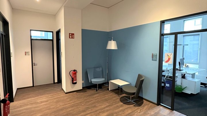 Moderne Büros mit bodentiefen Fenstern am Deutzer Feld