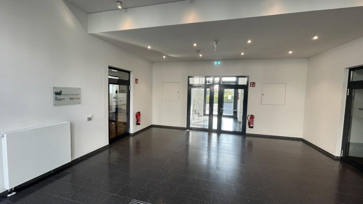 Moderne Büros mit bodentiefen Fenstern am Deutzer Feld