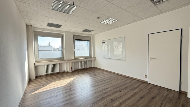 Kostengünstige und funktionale Büroflächen am Verkehrsknotenpunkt Barbarossaplatz