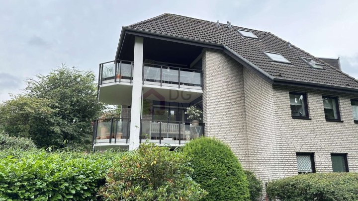 Dachgeschosswohnung mit Galeriegeschoss und großem Balkon in Müngersdorf