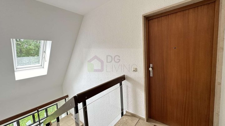 Dachgeschosswohnung mit Galeriegeschoss und großem Balkon in Müngersdorf