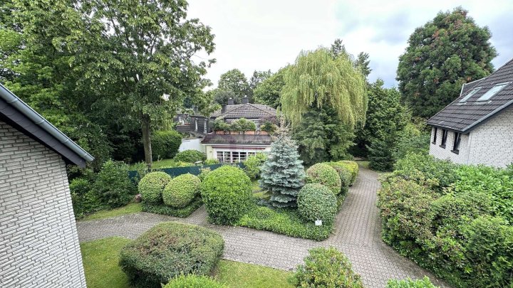 Dachgeschosswohnung mit Galeriegeschoss und großem Balkon in Müngersdorf