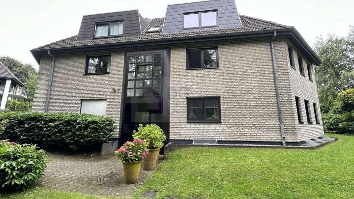 Dachgeschosswohnung mit Galeriegeschoss und großem Balkon in Müngersdorf