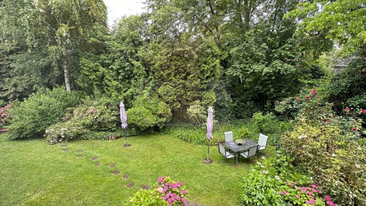 Dachgeschosswohnung mit Galeriegeschoss und großem Balkon in Müngersdorf