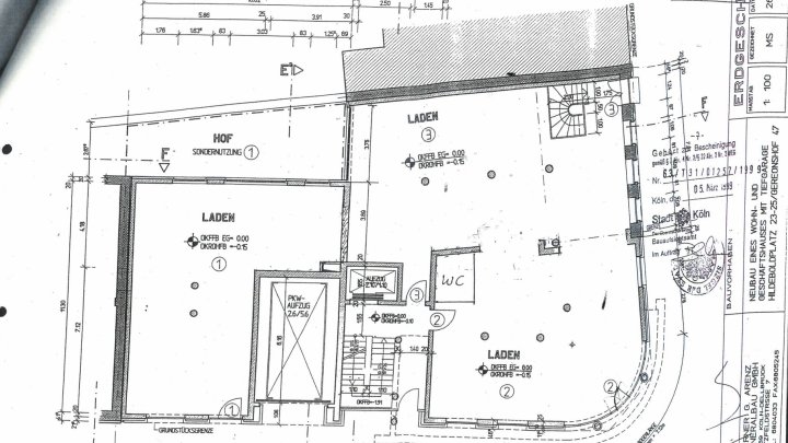 Erdgeschossbüro mit Terrasse und hohen Decken