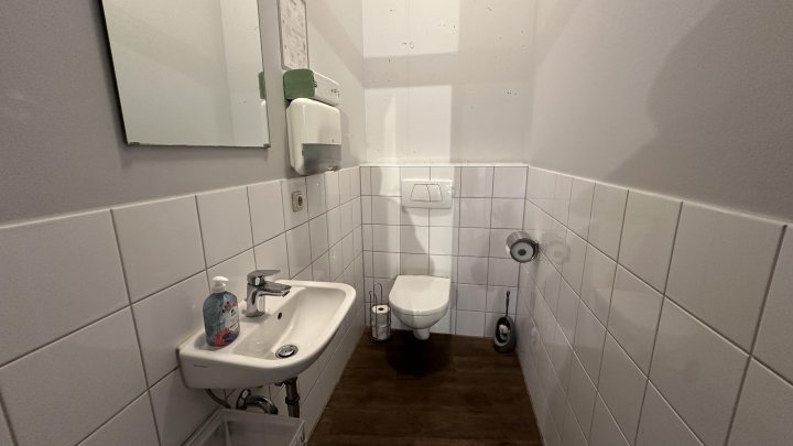 Erdgeschossbüro mit Terrasse und hohen Decken