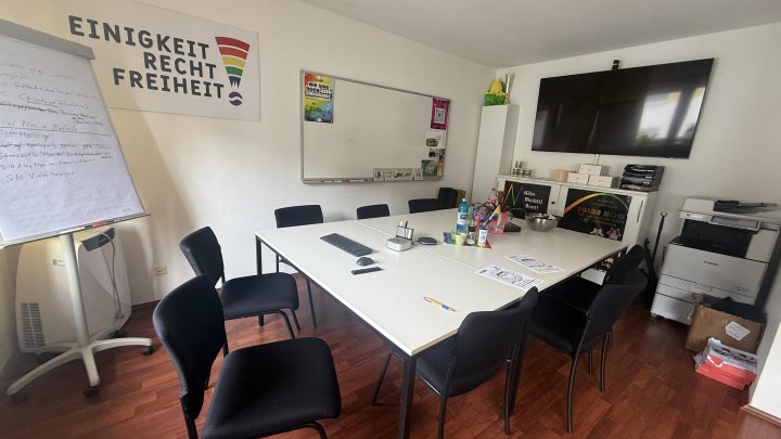 Kleines Büro mit Balkon mitten in City