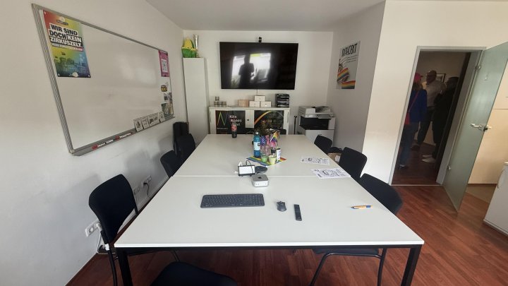 Kleines Büro mit Balkon mitten in City