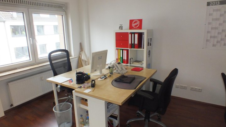 Kleines Büro mit Balkon mitten in City