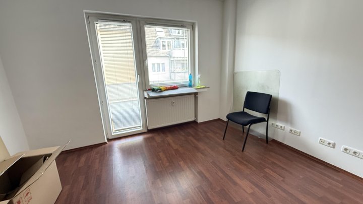 Kleines Büro mit Balkon mitten in City