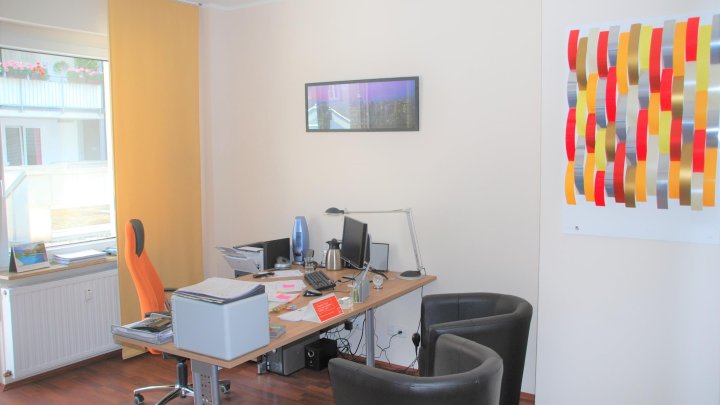 Kleines Büro mit Balkon mitten in City