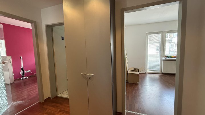 Kleines Büro mit Balkon mitten in City