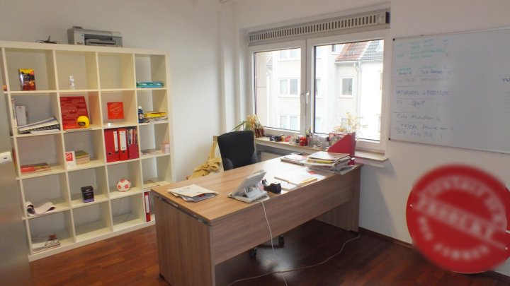 Kleines Büro mit Balkon mitten in City