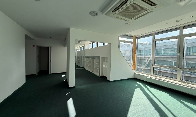 Modernes Büro hinter repräsentativer Altbaufassade