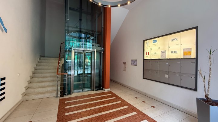Modernes Büro hinter repräsentativer Altbaufassade