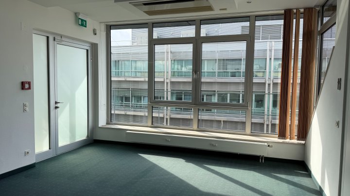 Modernes Büro hinter repräsentativer Altbaufassade