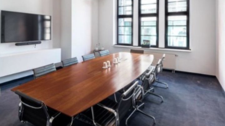 Modernes Büro hinter repräsentativer Altbaufassade