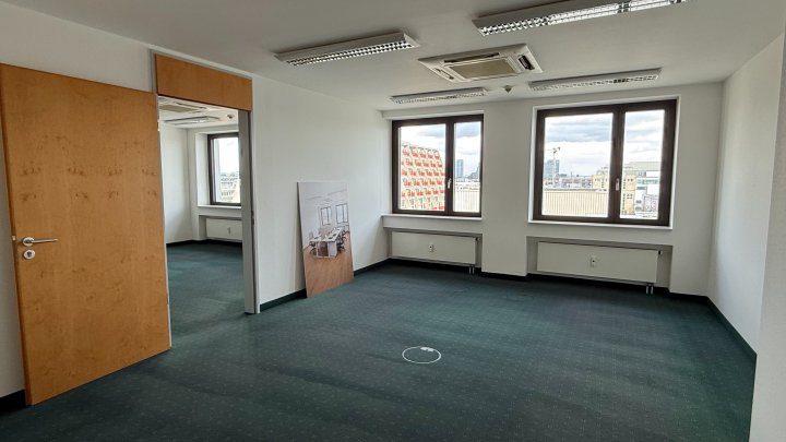 Modernes Büro hinter repräsentativer Altbaufassade